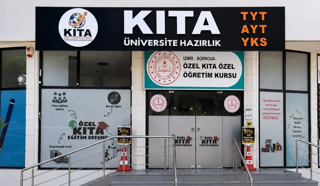 KITA Özel Öğretim Kursu binasının Bornova'daki cephesi ve üniversite hazırlık tabelası