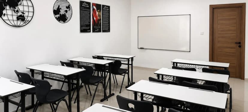 KITA'da derslik: tek kişilik sıralar, yazı tahtası ve Atatürk köşesi